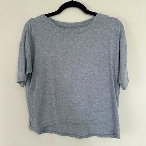 Lululemon cropped short sleeve Tee Gray Sz L 10
A226